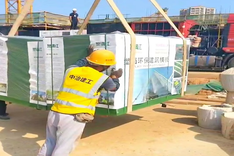 高層建筑施工中，塑面建筑模板的成本與傳統(tǒng)模板相比如何？